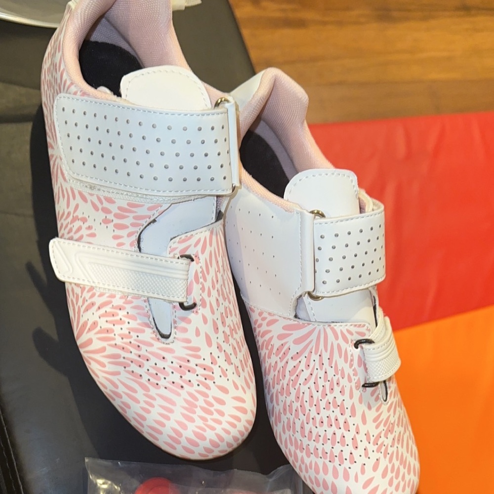 Women’s fashion spinning shoes